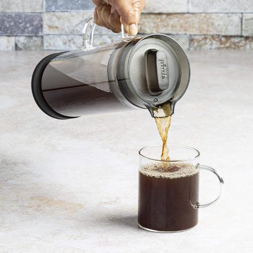 Cold Brew Carafe pouring coffee into mug